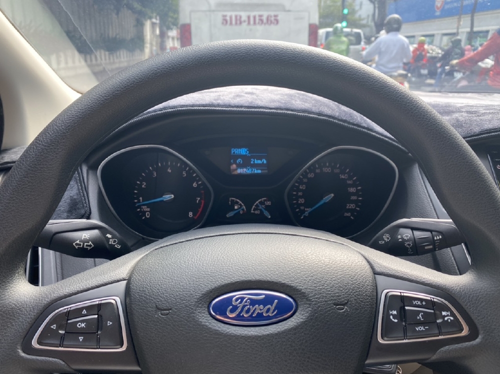 Bán xe ford focus màu đỏ 2018