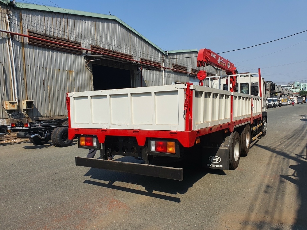 Xe tải hyundai 13 tấn 6 HD240 gắn cẩu nhập khẩu mới 100%