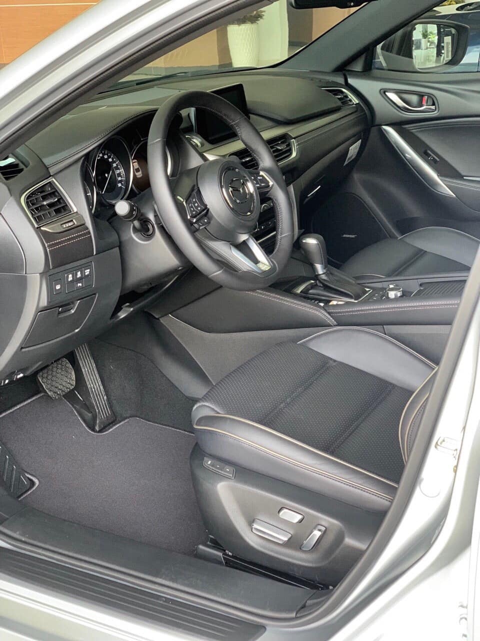 Bán Mazda6 Màu bạc, giảm giá 150 Triệu + tặng BHVC