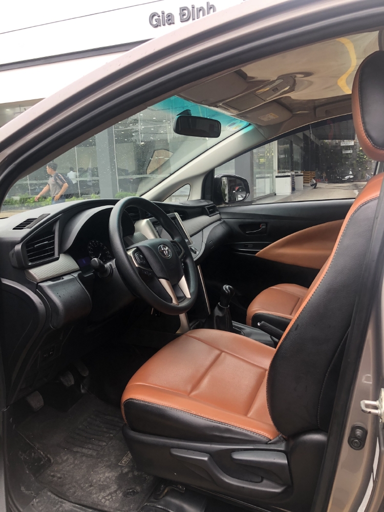 Innova E số sàn 2018. Giá còn giảm sốc khi alo nhé