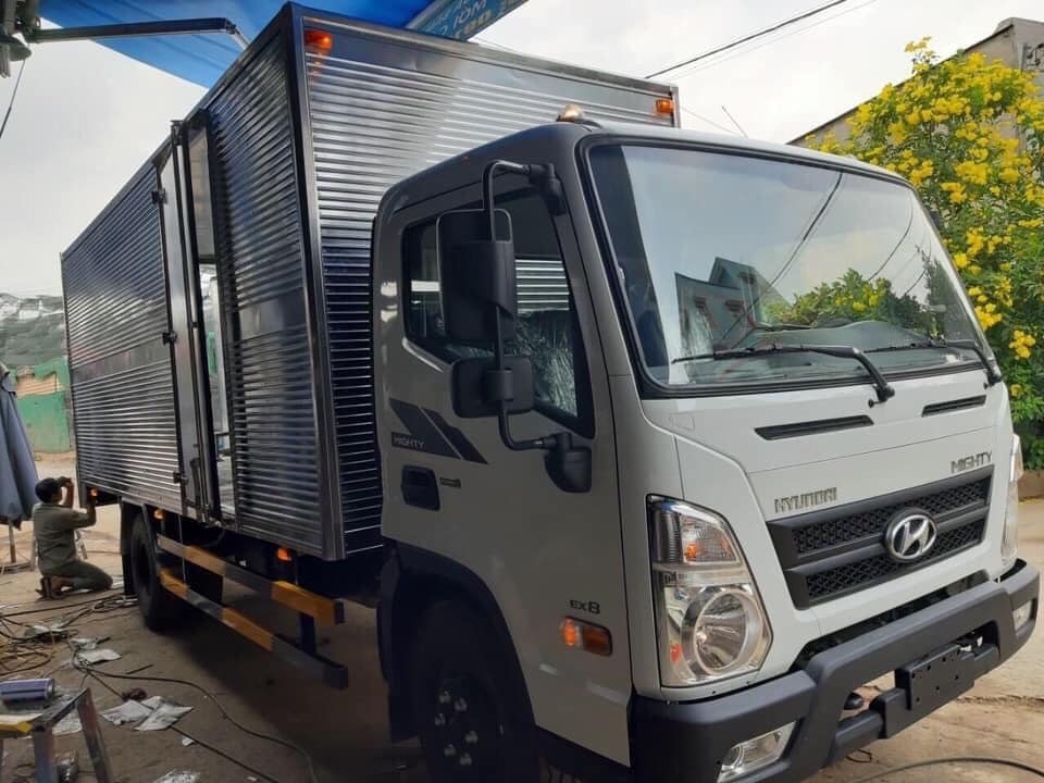 Hyundai MIGHTY EX8L Thùng Kín Tải 8 Tấn Thùng Dài 5,7m