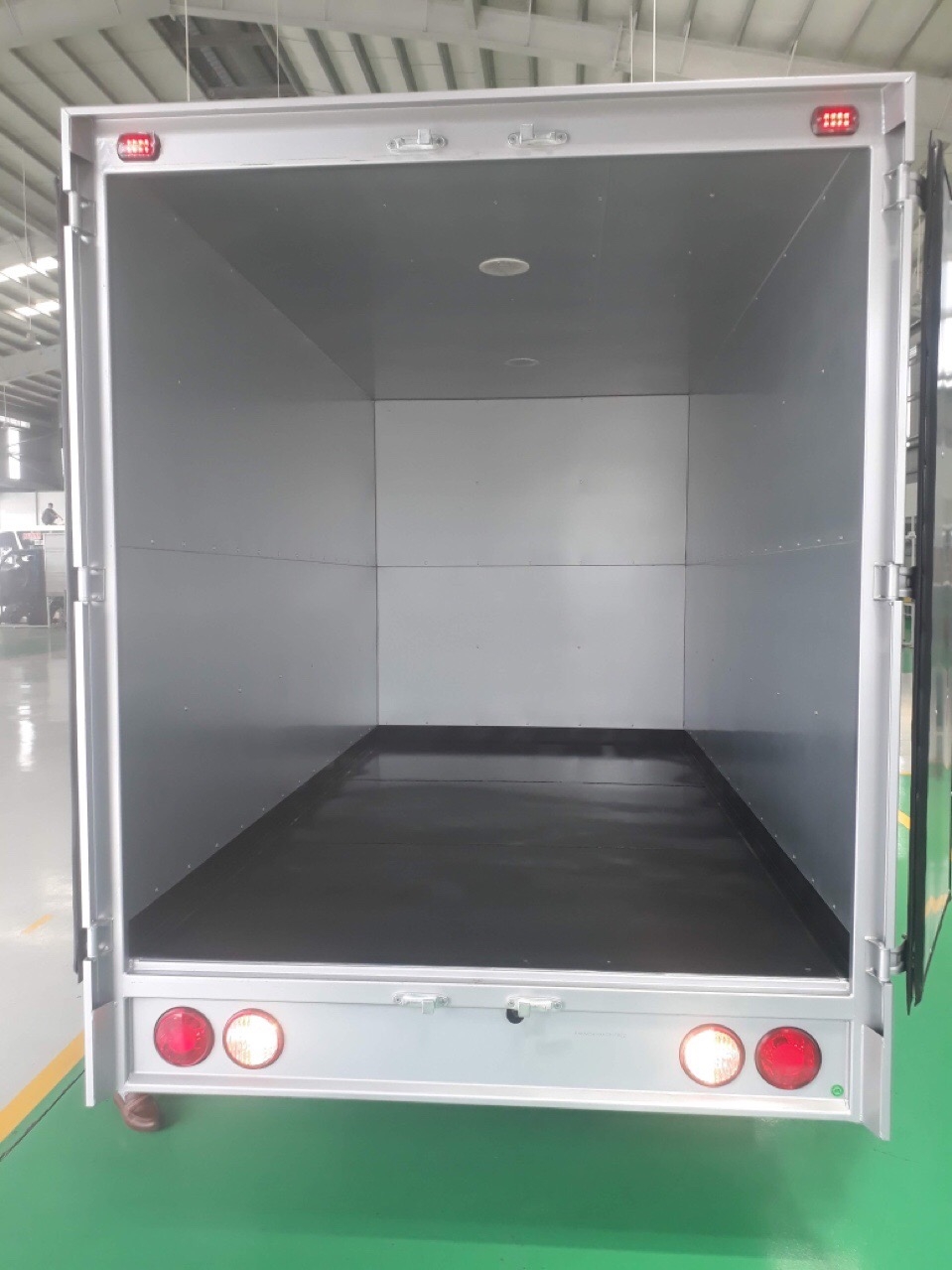 Xe tải 2 tấn thùng composite nhập hàn