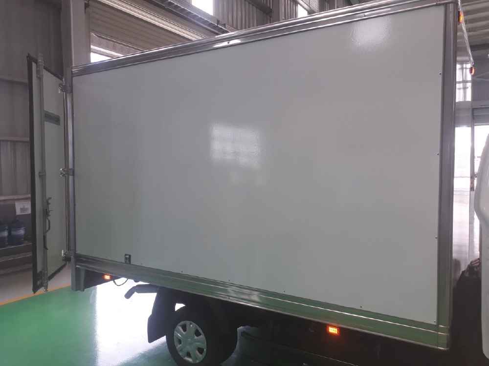 Xe tải 2 tấn thùng composite nhập hàn