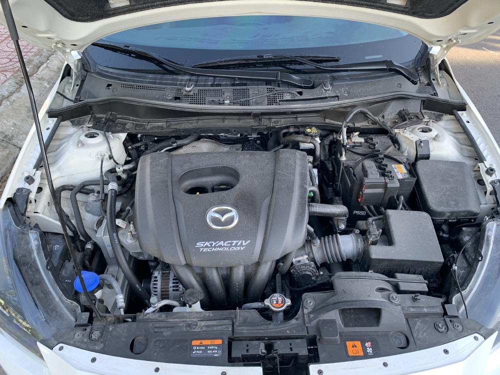 Mazda 2 Luxury 1.5AT 2019 bản nhập Thái màu trắng