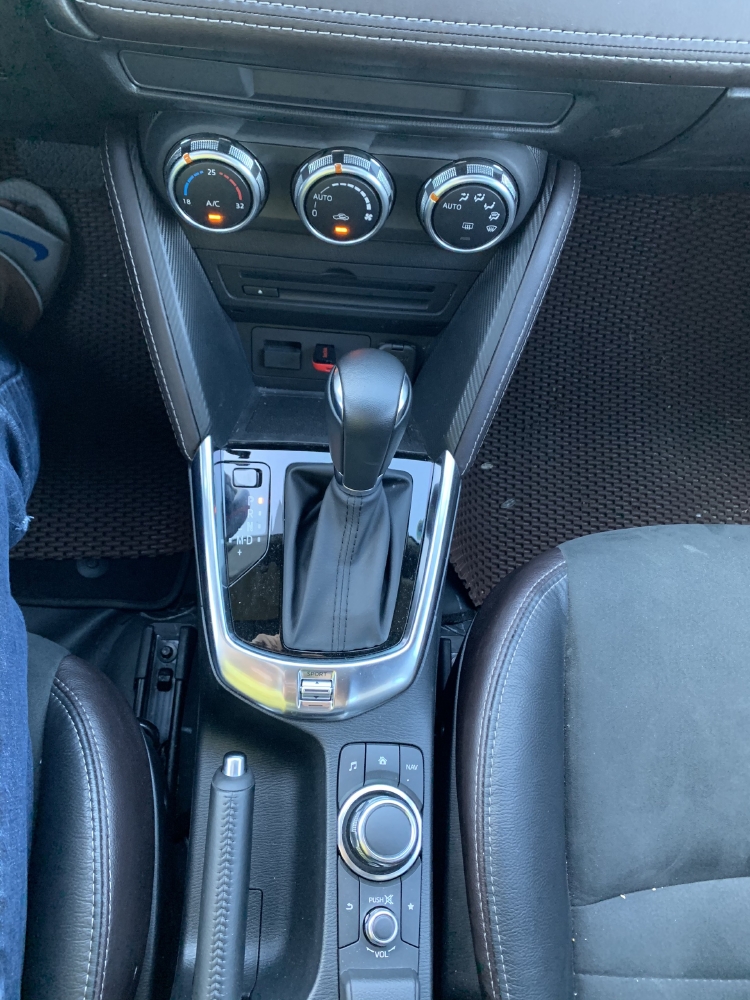 Mazda 2 Luxury 1.5AT 2019 bản nhập Thái màu trắng