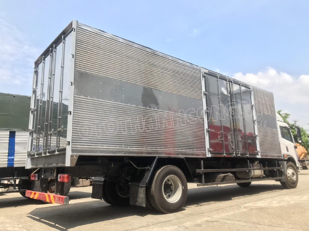 Xe tải Faw 8 tấn thùng kín 2020 thùng dài 8m khuyến mãi 100% phí trước bạ