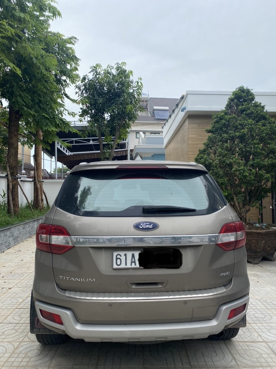 Cần bán xe Ford Everest Titanium Biturbo 2 cầu màu ghi vàng