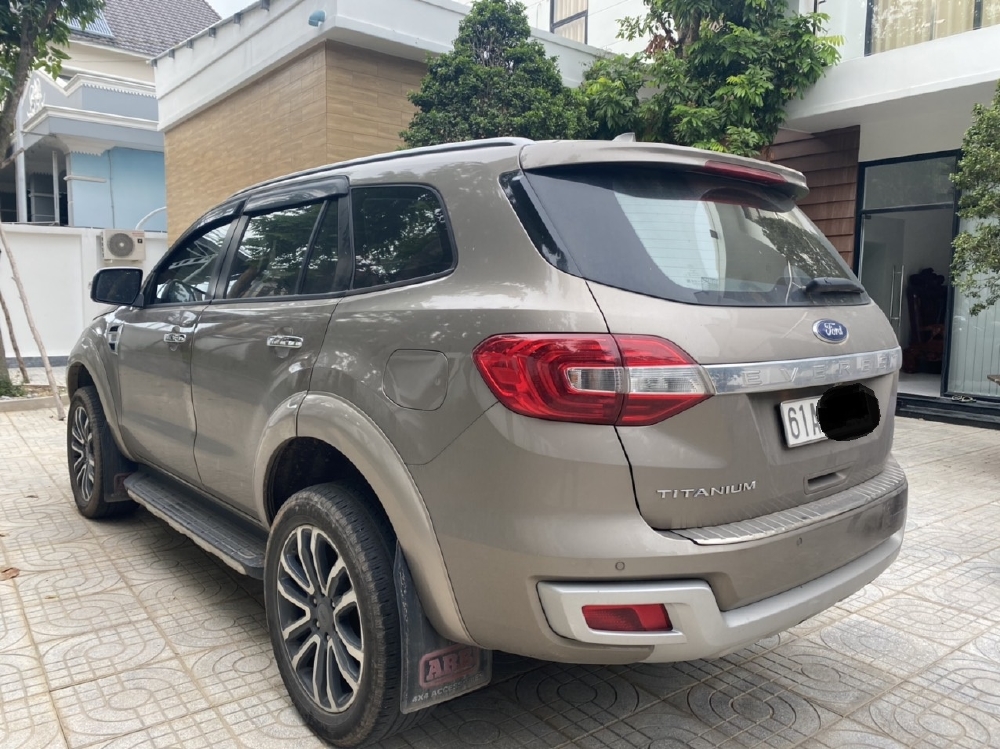 Cần bán xe Ford Everest Titanium Biturbo 2 cầu màu ghi vàng