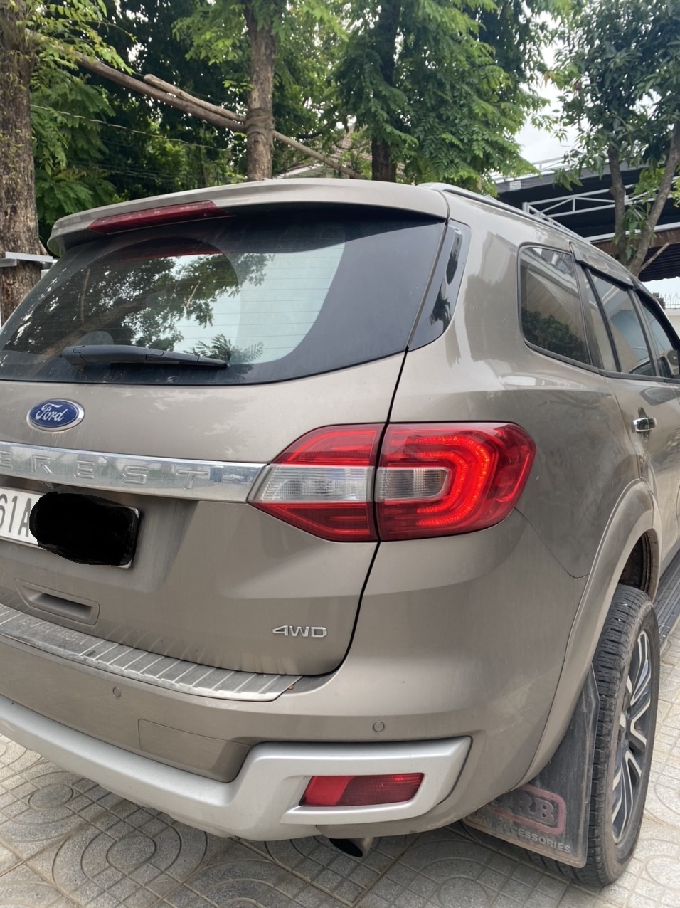 Cần bán xe Ford Everest Titanium Biturbo 2 cầu màu ghi vàng