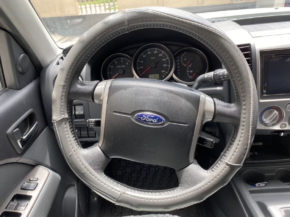 Ford Everest AT 2014 màu trắng xe cực đẹp