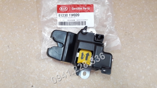 812301W020 Ổ ngậm cốp sau Kia  RIO