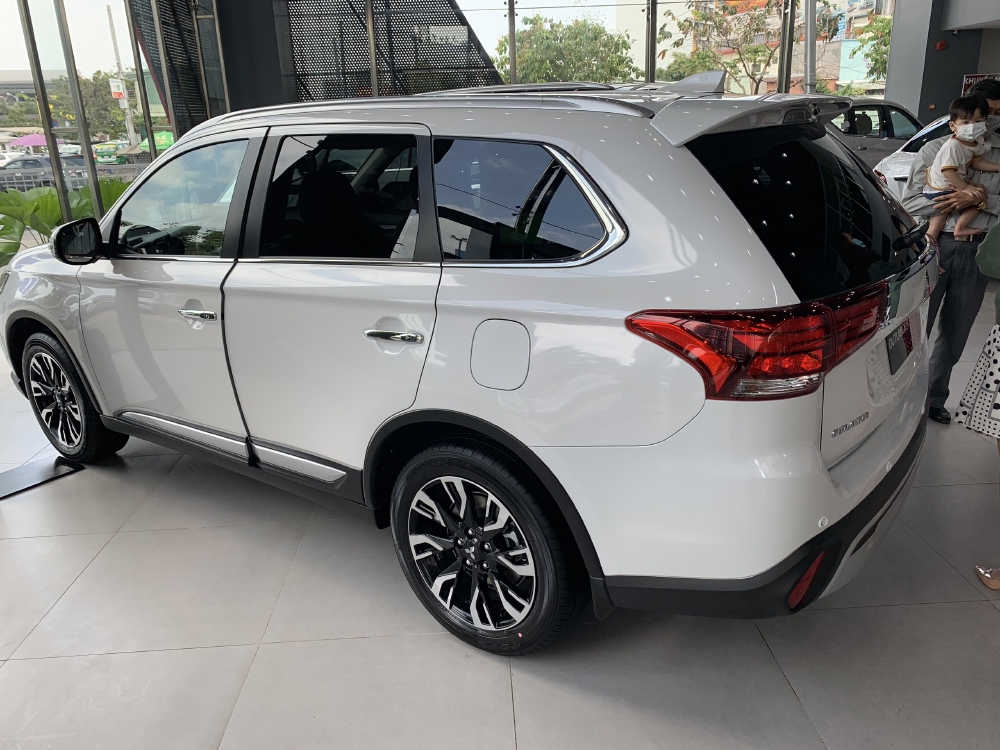 MITSUBISHI OUTLANDER 2020 TRẢ GÓP 90% GIÁ 825TR