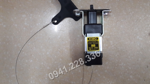 957201D000 Công tắc mở nắp đổ xăng Kia Caren