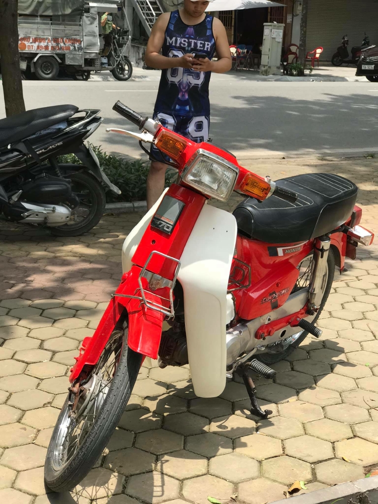 Sốc với xe máy Honda C70D DD đỏ cũ rỉ được thét giá 200 triệu tại Hà Nội