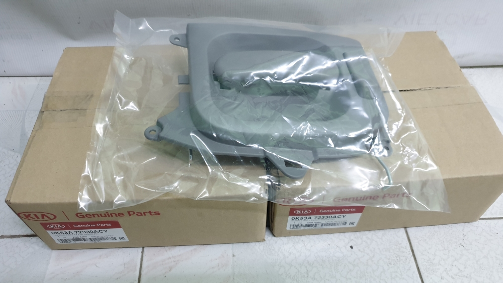 0K53A72330ACY Tay mở cửa lùa trong phải Kia Carnival