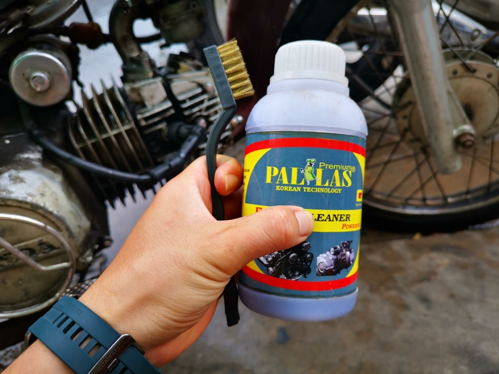 Bộ Nước Tẩy Lốc Máy Pallas Kèm Bàn Chải Đánh Đầu Bò 500ml