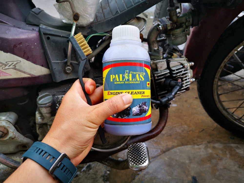 Bộ Nước Tẩy Lốc Máy Pallas Kèm Bàn Chải Đánh Đầu Bò 500ml