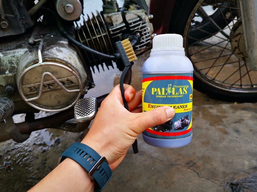 Bộ Nước Tẩy Lốc Máy Pallas Kèm Bàn Chải Đánh Đầu Bò 500ml