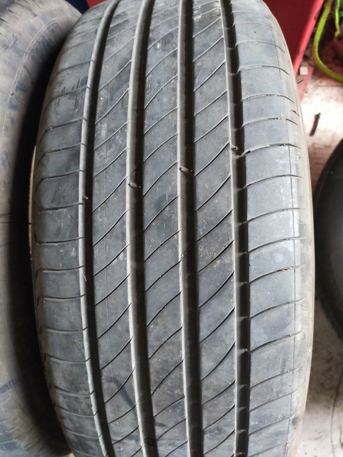 Lốp michelin 215/60r16 mới 95%, DATE 2019