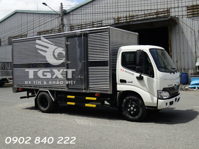 Xe tải Hino XZU650L thùng kín, tải 1T9, 135tr nhận xe