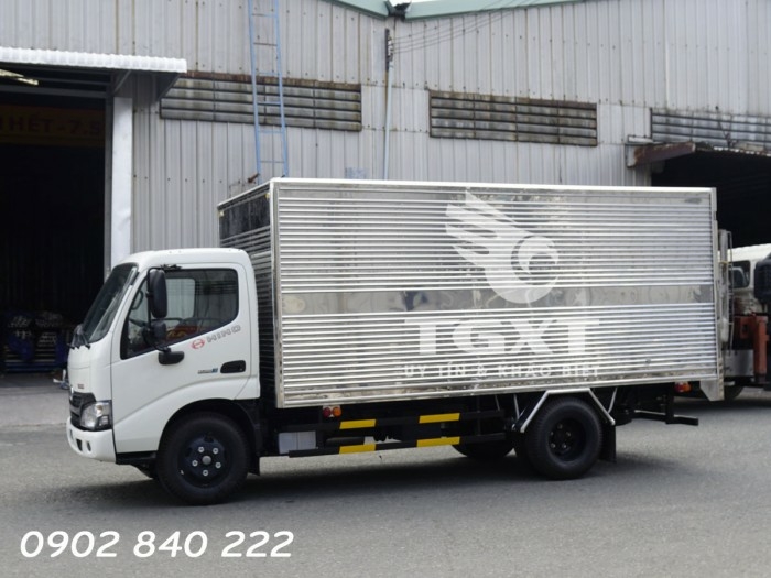 Xe tải Hino XZU650L thùng kín, tải 1T9, 135tr nhận xe