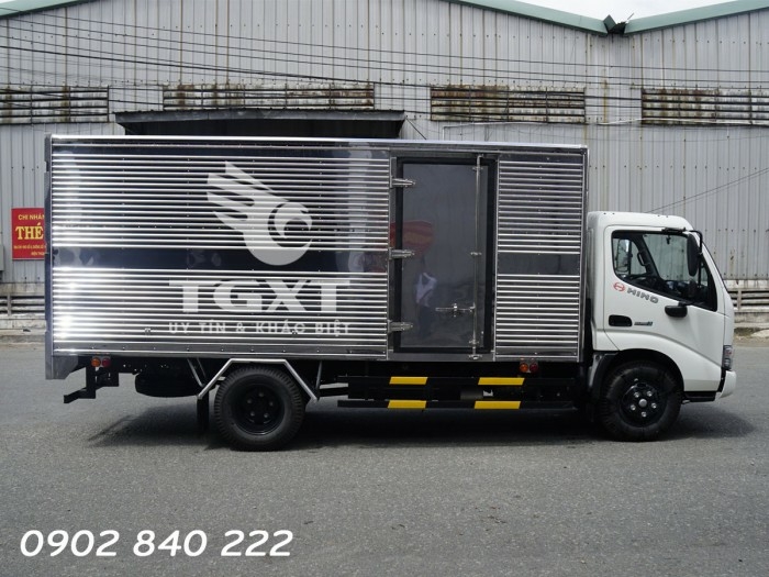 Xe tải Hino XZU650L thùng kín, tải 1T9, 135tr nhận xe