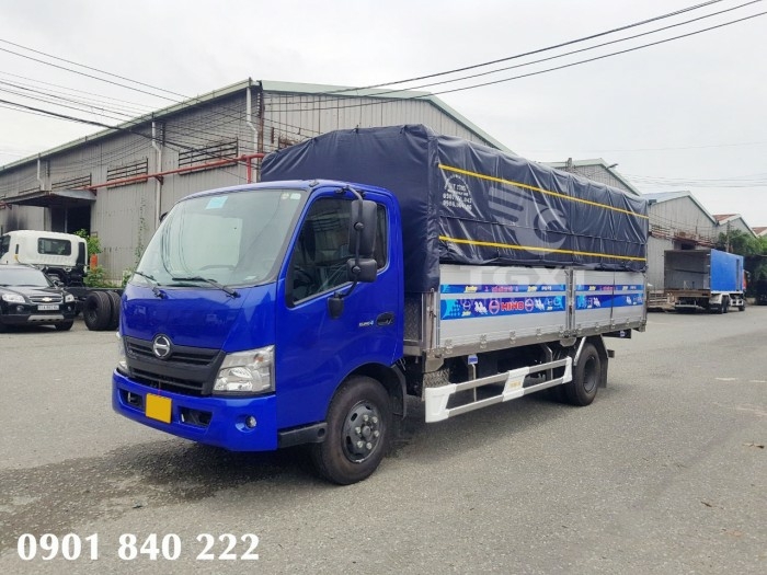 Hino XZU730L thùng bạt, 5 tấn, thùng dài 5m5, trả trước 20% nhận xe