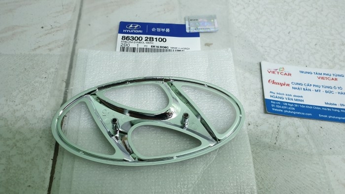 863002B100 Lô go ca lăng trước Hyundai Santafe ,i30