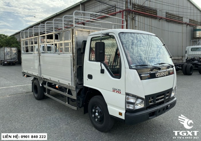 Xe tải Isuzu QKR270 thùng bạt, trả trước 120tr nhận xe