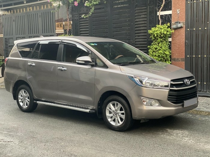 ần bán Toyota Innova 2018 số sàn màu nâu rất đẹp