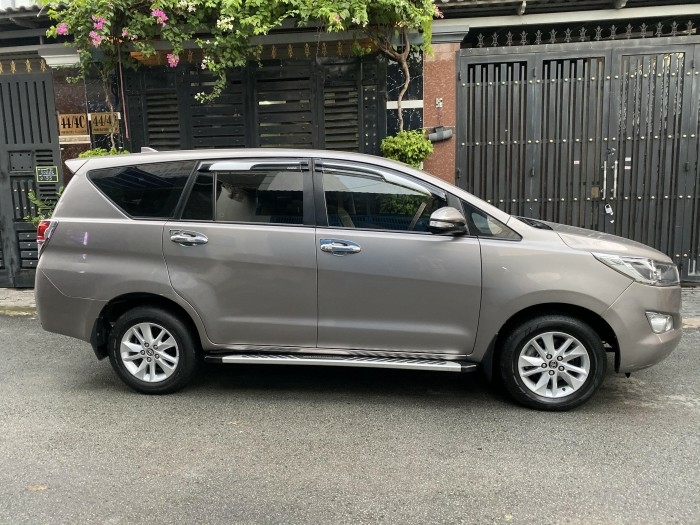 ần bán Toyota Innova 2018 số sàn màu nâu rất đẹp