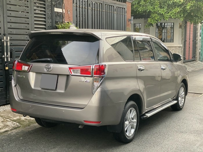 ần bán Toyota Innova 2018 số sàn màu nâu rất đẹp