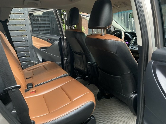 ần bán Toyota Innova 2018 số sàn màu nâu rất đẹp