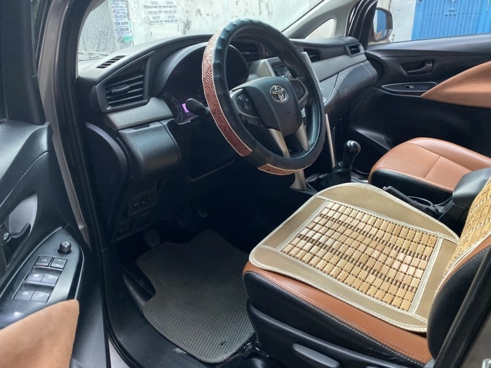 ần bán Toyota Innova 2018 số sàn màu nâu rất đẹp