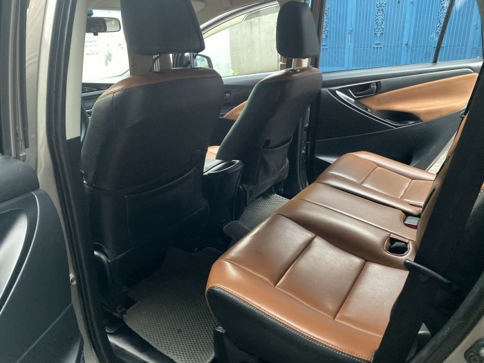 ần bán Toyota Innova 2018 số sàn màu nâu rất đẹp