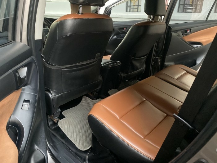 ần bán Toyota Innova 2018 số sàn màu nâu rất đẹp