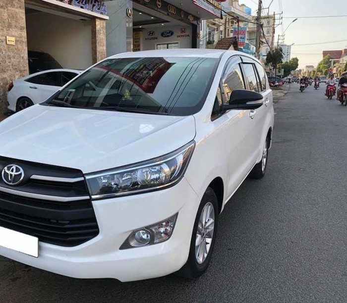 Bán xe Innova 2019, số sàn, màu trắng, còn mới, xe nhà sử dụng