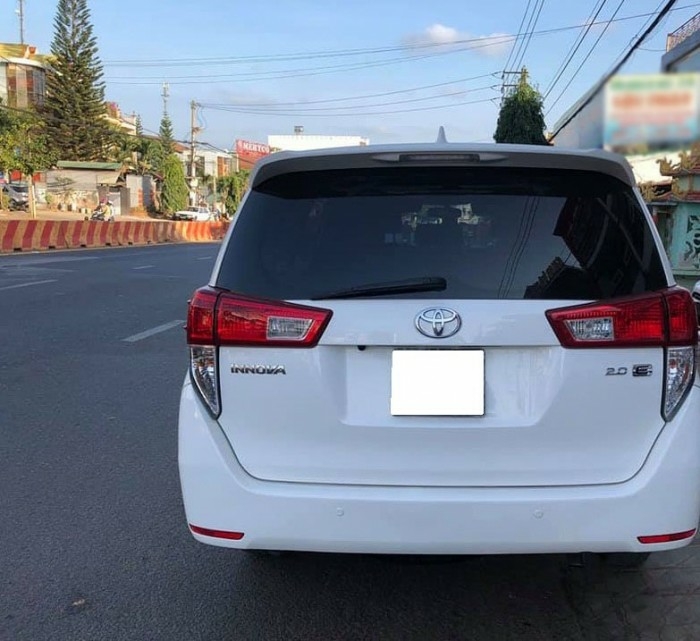 Bán xe Innova 2019, số sàn, màu trắng, còn mới, xe nhà sử dụng