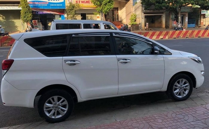 Bán xe Innova 2019, số sàn, màu trắng, còn mới, xe nhà sử dụng
