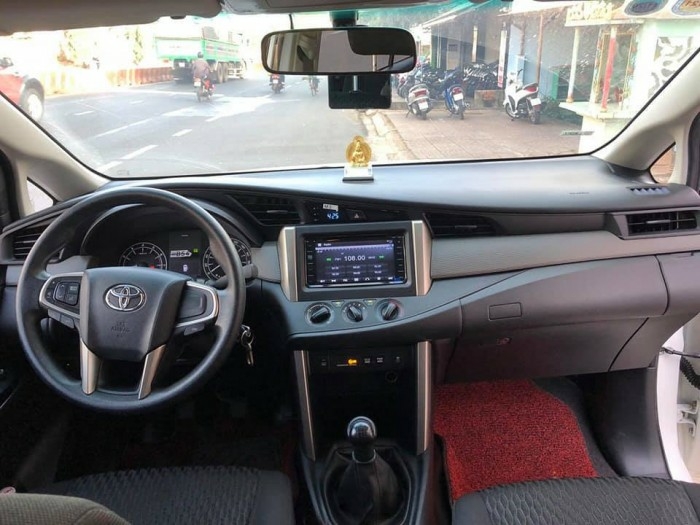 Bán xe Innova 2019, số sàn, màu trắng, còn mới, xe nhà sử dụng