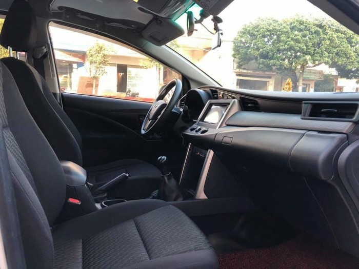 Bán xe Innova 2019, số sàn, màu trắng, còn mới, xe nhà sử dụng