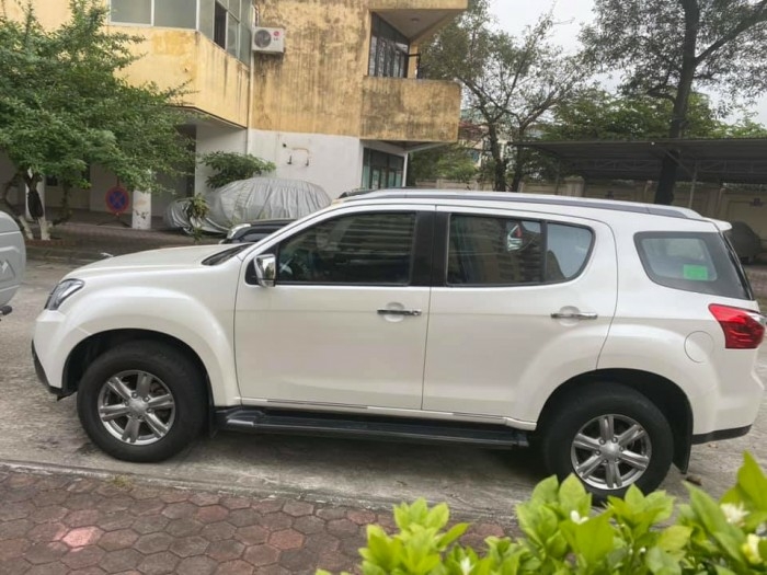 Cần bán xe isuzu Mux 2016, số sàn, máy dầu, màu trắng