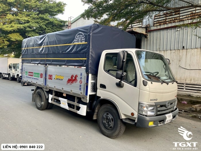 Hino XZU342L thùng bạt, hỗ trợ ngân hàng 80%, xe có sẵn giao ngay