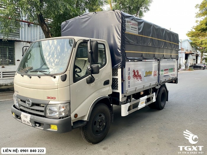 Hino XZU342L thùng bạt, hỗ trợ ngân hàng 80%, xe có sẵn giao ngay