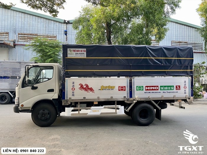 Hino XZU342L thùng bạt, hỗ trợ ngân hàng 80%, xe có sẵn giao ngay