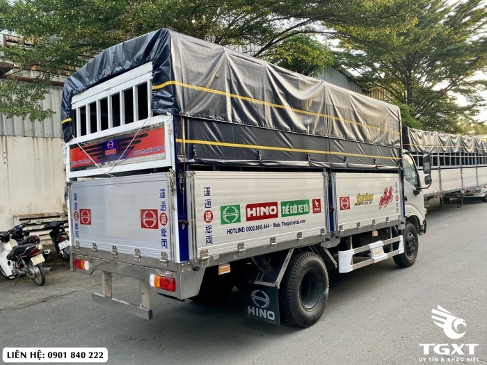 Hino XZU342L thùng bạt, hỗ trợ ngân hàng 80%, xe có sẵn giao ngay