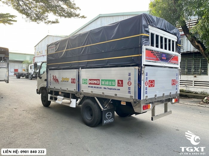Hino XZU342L thùng bạt, hỗ trợ ngân hàng 80%, xe có sẵn giao ngay