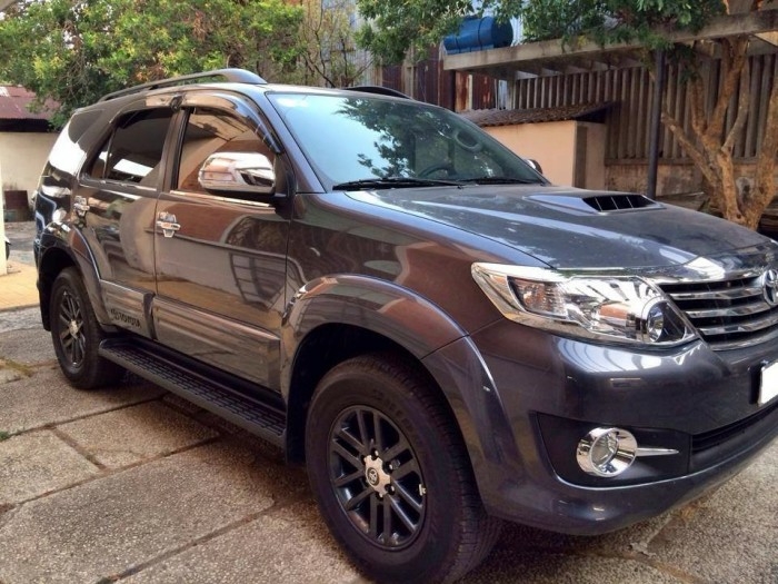 Bán xe Toyota Fortuner 2.5G số sàn 2014 máy dầu, màu xám chì