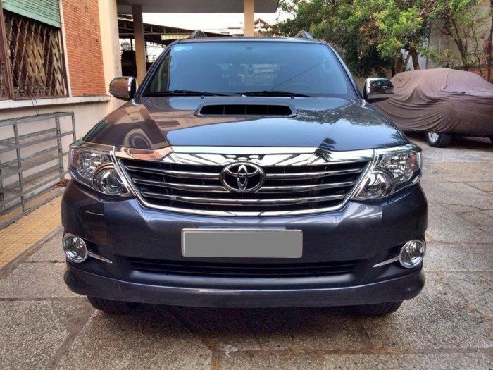 Bán xe Toyota Fortuner 2.5G số sàn 2014 máy dầu, màu xám chì
