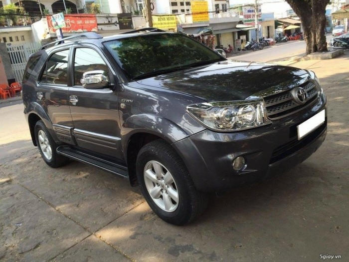 Gia đình cần bán xe Fortuner V 2010, số tự động, màu xám trì